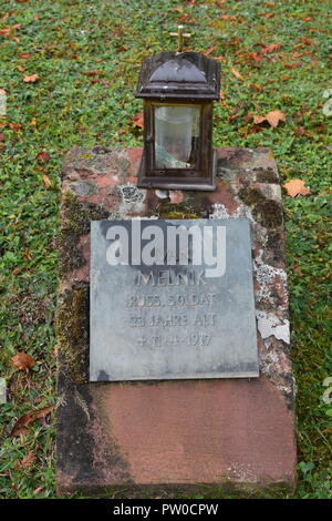 Un grave marker sovietica per un soldato IVAN MELNIK in un cimitero di guerra (Kriegsgräberstätte - Ehrenfriedhof) dall'WW1 Cimitero di Merzig, Germania Foto Stock