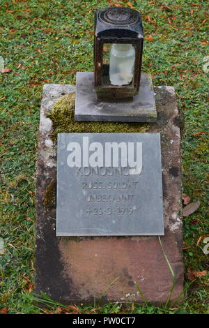 Un grave marker sovietica per un soldato KONOSNOW in un cimitero di guerra (Kriegsgräberstätte - Ehrenfriedhof) dall'WW1 Cimitero di Merzig, Germania Foto Stock