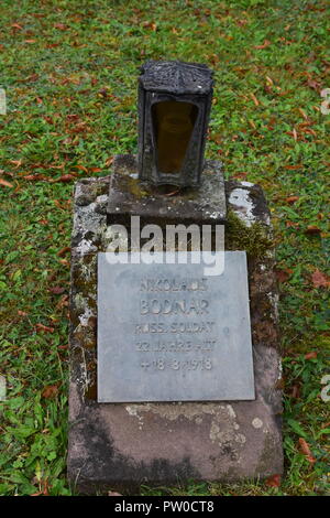 Un grave marker sovietica per un soldato NIKOLAUS BODNAR in un cimitero di guerra (Kriegsgräberstätte - Ehrenfriedhof) dall'WW1 Cimitero di Merzig, Germania Foto Stock