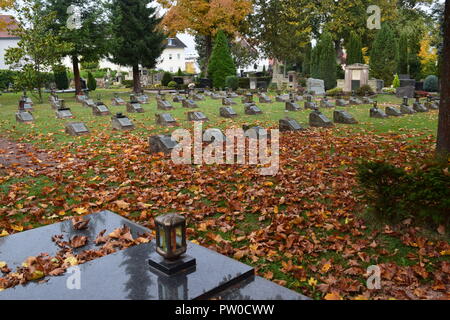 Un marcatore di grave per il soldato sovietico è in un cimitero di guerra tedesco (Kriegsgräberstätte - Ehrenfriedhof) dall'WW1 Cimitero di Merzig, Germania Foto Stock