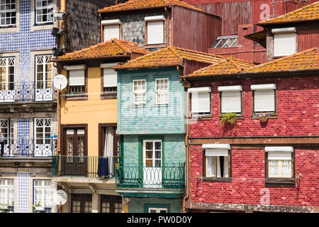 Tradizionali case multicolori nel quartiere Ribeira di Porto, Portogallo Foto Stock