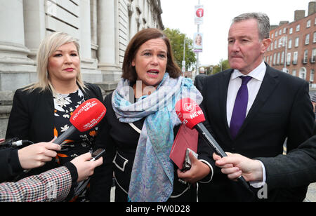 (Da sinistra a destra) Sinn Fein Michelle O'Neill, Mary Lou McDonald e Conor Murphy arrivano Brexit per colloqui con il Taoiseach Leo Varadkar presso gli edifici del governo di Dublino. Foto Stock