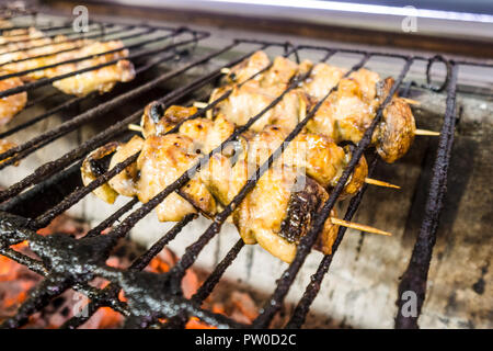 Gli spiedini sul barbecue a carbone nel ristorante Foto Stock