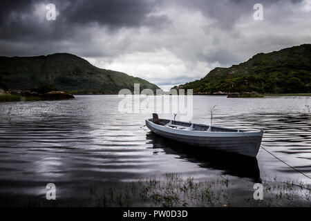 Killarney Kerry, Irlanda. Il 30 luglio, 2005. Barca a remi legato fino alla banca di uno dei laghi di Killarney, Co. Kerry, Irlanda. Foto Stock