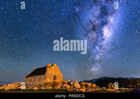 La Via Lattea che salgono sopra la Chiesa del Buon Pastore, Tekapo NZ con Aurora Australis o il Southern Light illumina il cielo . Rumore dovuto alla elevata ISO; sof Foto Stock