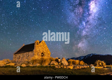 La Via Lattea che salgono sopra la Chiesa del Buon Pastore, Tekapo NZ con Aurora Australis o il Southern Light illumina il cielo . Rumore dovuto alla elevata ISO; sof Foto Stock