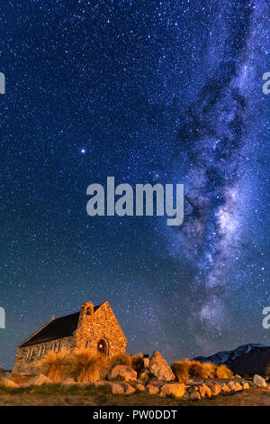 La Via Lattea che salgono sopra la Chiesa del Buon Pastore, Tekapo NZ con Aurora Australis o il Southern Light illumina il cielo . Rumore dovuto alla elevata ISO; sof Foto Stock