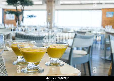 Tre mango mousse in ciotole in vetro nel ristorante Foto Stock