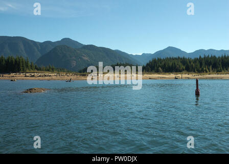 Boa rossa di navigazione sul lago Stave a Mission, British Columbia, Canada Foto Stock