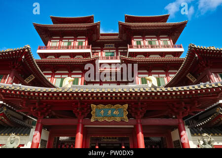 L'iconico e ornato Tempio e Museo della reliquia del dente di Buddha a Chinatown, Singapore, visto dal suo ingresso frontale a South Bridge Rd., un punto di riferimento di Singapore Foto Stock