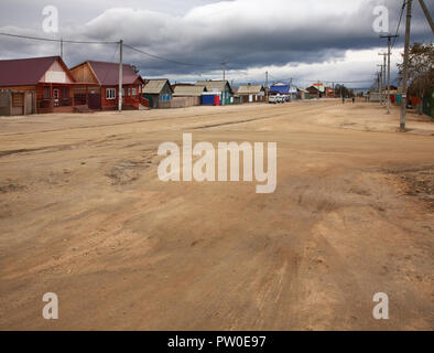 Strada principale nel villaggio di Khuzhir. Olkhonsky distretto. Oblast di Irkutsk. La Russia Foto Stock