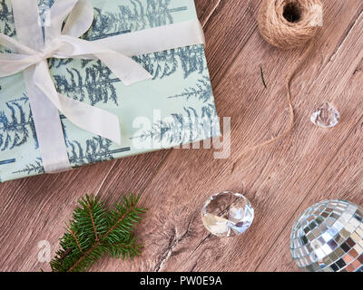 Composizione di natale. Regali di natale, pigne, nero e decorazioni dorate su sfondo bianco. Appartamento laico, vista dall'alto, spazio di copia Foto Stock