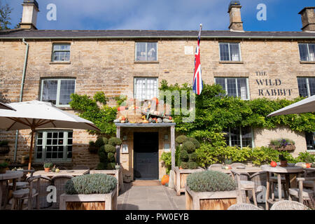 Il coniglio selvatico pub di Kingham in autunno. Kingham, Cotswolds, Oxfordshire, Inghilterra Foto Stock