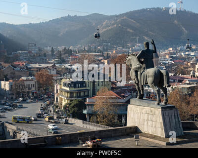 Statua equestre del re Vakhtang Gorgasali affacciato su Tbilisi città vecchia da Metekhi scogliera rocciosa, Georgia Foto Stock