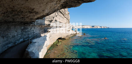 Vista panoramica fuori da un sentiero costiero tagliato a lato di un calcare bianco chalk cliff che conduce al re di Aragona scalinata di Bonifacio. Foto Stock