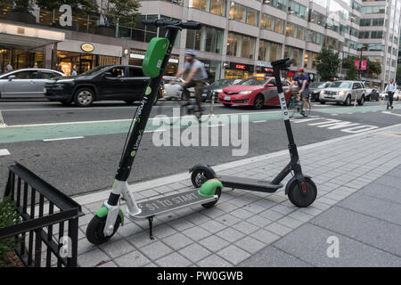 Moto in pista ciclabile, due dockless scooter elettrici parcheggiata nel centro cittadino di Washington, DC. Calce-S e Bird scooter tra diversi operanti in DC Foto Stock