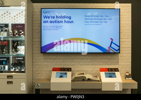 Accessibile in sedia a rotelle terminali in Argos shop & schermo annunciando l'Autismo ora. Foto Stock