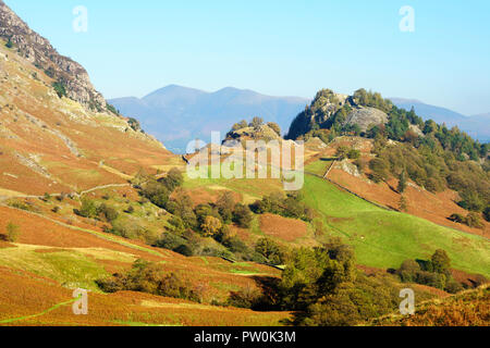 Vista autunnale della rupe del castello da Borrowdale valley, Cumbria, England, Regno Unito Foto Stock