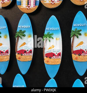 Piccola tavola da surf frigo magnete souvenir in vendita a Newquay souvenir shop - home di Boardmasters Festival. Foto Stock