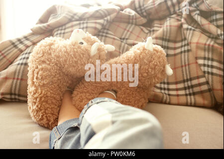 Piedi indossando femmina llama trendy pantofole tenui colori pastello beige Foto Stock