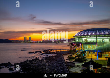 Vista notturna di Dongbaekseom isola in Busan, Corea Foto Stock