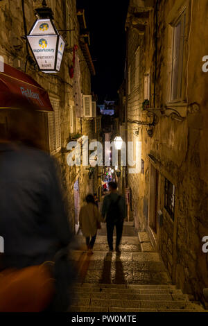 Corsia stretta nella città vecchia di Dubrovnik che conducono in basso verso Stradun street, Dubrovnik, Croazia, Europa Foto Stock