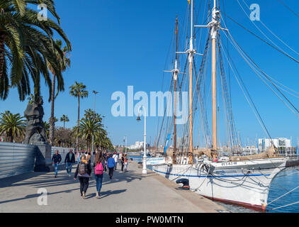 La passeggiata sul lungomare nel Port Vell (Vecchio porto), Moll de Bosch mi Alsina, Barcellona, Spagna Foto Stock