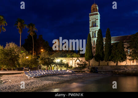 Night Shot del convento francescano a Lucica spiaggia nella città di Lesina, Hvar, Croazia, Europa Foto Stock