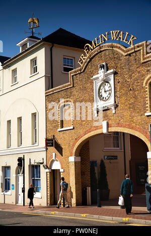 Regno Unito, Kent, Maidstone, centro città, Earl Street, ingresso alla passeggiata Fremlin sviluppo commerciale, ex birreria Fremlins 1887 archway Foto Stock