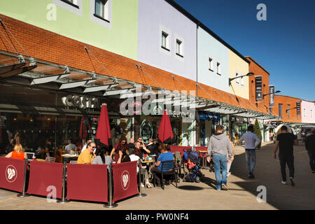 Regno Unito, Kent, Maidstone, centro città, Earl Street, Fremlin passeggiata shopping center, i clienti nella luce del sole al di fuori Costa Coffee shop Foto Stock