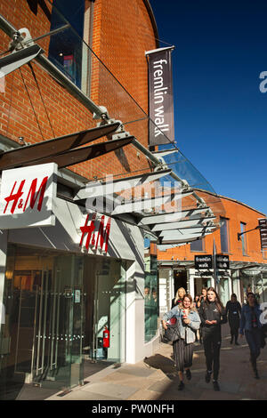 Regno Unito, Kent, Maidstone, centro città, Earl Street, Fremlin passeggiata shopping centre, gli acquirenti al di fuori store H&M Foto Stock
