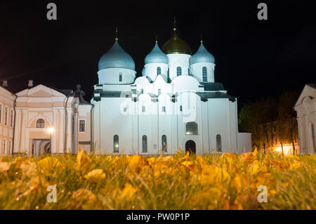 Paesaggio notturno di Veliky Novgorod, Russia. Saint Sophia nella cattedrale di Veliky Novgorod, Russia in autunno la notte Foto Stock