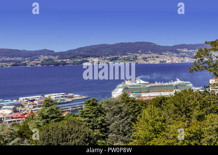 Vista vedute della baia di Vigo e porta dock dalla motivazione del Castelo do Castro Spagna Foto Stock