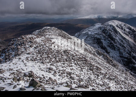 Beinn Liath Mhòr (926m) è un altopiano Scozzese monte situato nella zona remota tra Strathcarron e Glen Torridon in Wester Ross Foto Stock