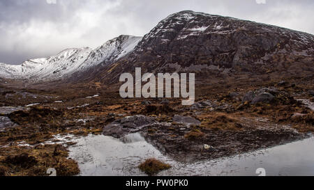 Beinn Liath Mhòr (926m) è un altopiano Scozzese monte situato nella zona remota tra Strathcarron e Glen Torridon in Wester Ross Foto Stock