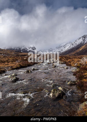 Ricerca di Coire Lair per Beinn Liath Mhòr (926m) è un altopiano Scozzese monte situato nella zona remota tra Strathcarron e Glen Torridon in Foto Stock