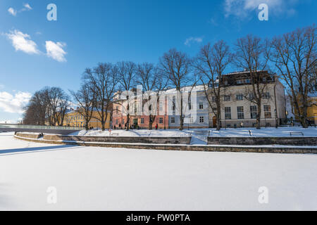 Gli edifici colorati dalla riva del fiume Aurajoki a soleggiata giornata invernale Foto Stock