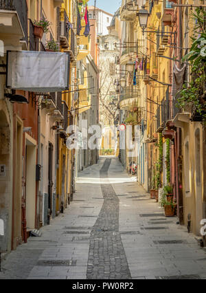 Tradizionale strette stradine della vecchia parte turistica di Cagliari, la capitale dell'isola italiana di Sardegna in Italia Foto Stock