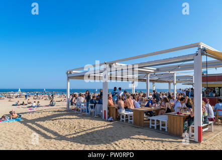 Spiaggia di Barcellona. Il Beach bar sulla Platja de Sant Miquel, La Barceloneta, Barcellona, Spagna Foto Stock