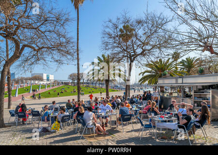 Waterfront cafe nel Port Vell (Vecchio porto) a Barcellona, Spagna Foto Stock