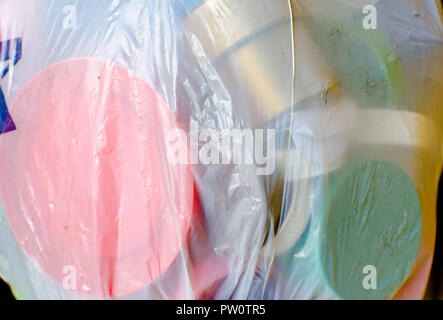 Gruppo multicolore di bottiglia di plastica per coprire in un sacchetto di plastica, imballati per il riciclaggio, texture plastica, macro close up, Foto Stock