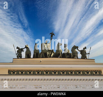 Composizione scultorea "Carro di fama" sul tetto della sede di Piazza del Palazzo di San Pietroburgo, Russia - primo piano Foto Stock