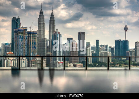 Skyline della città con piscina infinity, Kuala Lumpur, Malesia Foto Stock