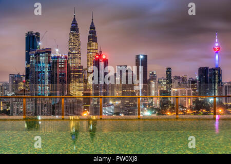 Skyline della città con piscina infinity, Kuala Lumpur, Malesia Foto Stock