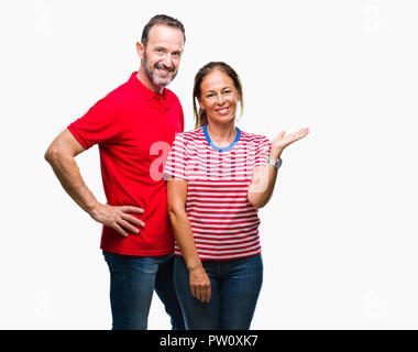 Centro Ispanico di età matura in amore su sfondo isolato sorridente allegro presentando e dispositivo di puntamento con il palmo della mano guardando la telecamera. Foto Stock