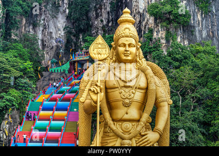 Ingresso Grotte Batu con la statua Murugan, Selangor, Kuala Lumpur, Malesia Foto Stock