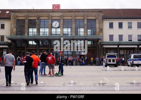 Kaiserslautern, Germania - 25 agosto 2018: gli appassionati di football club 1. FC Kaiserslautern si incontrano a fronte di una partita del 3. Bundesliga contro il Karlsruher Foto Stock