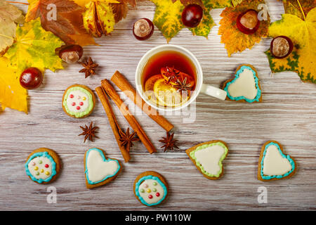 Autunno tea party con vetri pan di zenzero e spezie su sfondo di legno Foto Stock