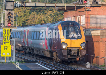 Attraversare il paese di treno e limitazione della velocità di emergenza segni a Southampton stazione ferroviaria centrale Foto Stock