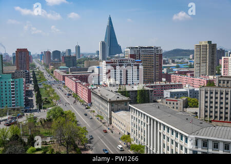 Città di Pyongyang scape, skyline di Pyongyang in Corea del Nord, capitale della Repubblica democratica popolare di Corea (Repubblica democratica popolare di Corea), strada, automobili e grattacieli Foto Stock